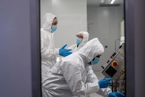 Chuyên gia dịch tễ học làm việc trong phòng thí nghiệm. Ảnh: AP