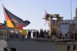 Thủy thủ trên khinh hạm Bayern của Đức chào cờ khi ghé thăm cảng quốc tế Tokyo ở Nhật hồi tháng 11. Ảnh: REUTERS