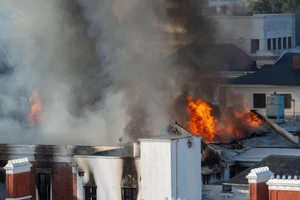 Hiện trường vụ cháy tòa nhà Quốc hội Nam Phi ngày 2-1. Ảnh: REUTERS