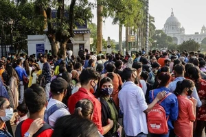 Người dân Ấn Độ tại một lễ hội đón năm mới ở TP Mumbai ngày 1-1. Ảnh: REUTERS