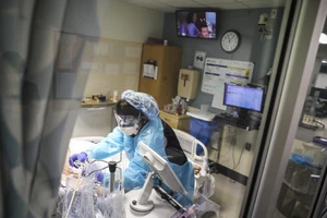 Nhân viên y tế trong khu cách ly COVID-19 của một trung tâm y tế thuộc TP Worcester, bang Massachusetts hồi tháng 12-2021. Ảnh: GETTY