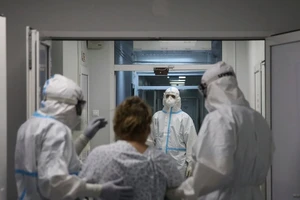 Nhân viên y tế hỗ trợ bệnh nhân COVID-19 tại một bệnh viện ở thủ đô Moscow, Nga hồi tháng 11-2021. Ảnh: ABC