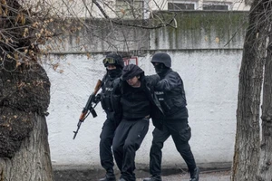 Một người biểu tình bị bắt giữ ở TP Almaty, Kazakhstan hôm 8-1. Ảnh: AP