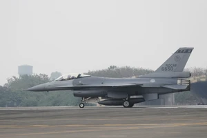 Chiếc F-16V mang số hiệu 6650 tại căn cứ quân sự thuộc TP Gia Nghĩa hôm 11-1. Ảnh: EPA