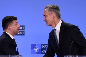 Tổng thống Ukraine Volodymyr Zelensky (trái) gặp Tổng thư ký NATO Jens Stoltenberg hồi tháng 6-2019. Ảnh: AFP