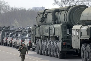 Khí tài quân sự Nga triển khai gần thủ đô Moscow hồi tháng 4-2018. Ảnh: EPA