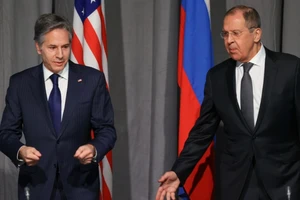 Ngoại trưởng Mỹ Antony Blinken (trái) và Ngoại trưởng Nga Sergei Lavrov (phải) trong phiên hội đàm ở Thụy Sĩ hồi đầu tháng 1. Ảnh: REUTERS