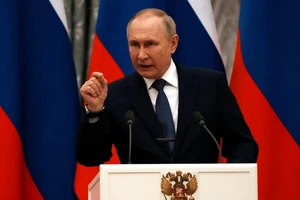 Tổng thống Nga Vladimir Putin trong cuộc họp báo ngày 7-2. Ảnh: REUTERS