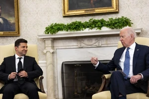 Tổng thống Ukraine Volodymyr Zelensky (trái) gặp Tổng thống Mỹ Joe Biden (phải) trong chuyến thăm Nhà Trắng hồi tháng 9-2021. Ảnh: AP