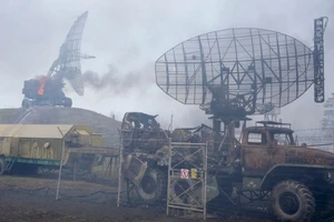 Một căn cứ quân sự Ukraine ở TP Mariupol hoang tàn sau khi bị Nga không kích ngày 24-2. Ảnh: AP