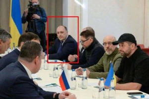 Ông Denis Kireev có mặt trong cuộc hòa đàm lần thứ nhất giữa Nga với Ukraine ở Belarus ngày 28-2. Ảnh: STRANA