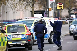 Cảnh sát có mặt tại trường Malmo Latin sau khi xảy ra vụ tấn công ngày 22-3. Ảnh: AFP