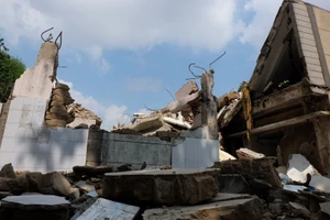 Cận cảnh tháo dỡ chung cư Thanh Đa 