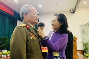 62 đảng viên quận 3 được trao huy hiệu 50-70 tuổi Đảng