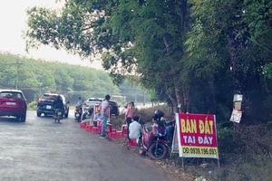 Sốt đất Bình Phước: Lấy cả loa kẹo kéo ra rao hàng