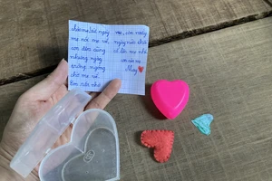 Tan chảy với lá thư con gái 7 tuổi gửi mẹ đang cách ly