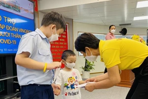 Hỗ trợ học bổng cho 45 học sinh mồ côi vì COVID-19 tại quận 3