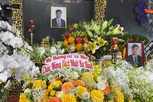 Giỏ hoa mừng sinh nhật trước linh cữu ông Lê Hòa Bình