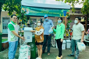 Dân gom rác đến xã đổi quà mang về