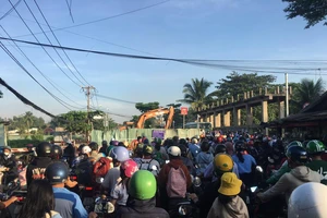 Đóng cầu Cống đập Rạch Chiếc để sửa chữa, dân 'khóc ròng' vì tắc đường