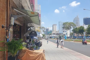 Giám đốc Sở QHKT: Mái che không phải để thay thế cây xanh trên đường Lê Lợi