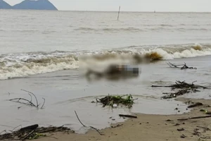 Thi thể 1 phụ nữ mặc áo có chữ ‘A di đà Phật’ dạt vào bờ biển Hà Tĩnh