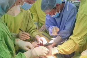 5 giờ phẫu thuật cứu sống 1 phụ nữ bị cọc gỗ đâm xuyên người