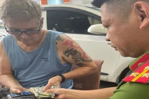 Bà cụ bán vé số trả lại ví tiền cho người nước ngoài đánh rơi