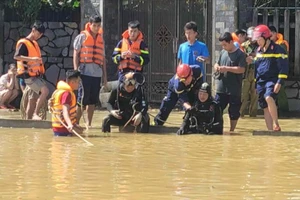 Tìm kiếm cháu bé 3 tuổi trượt chân rơi xuống sông ở TP Huế