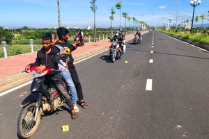 Đi xe máy kẹp 3, dùng ná cao su bắn công an bị thương