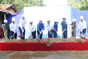 Trưởng Ban Tuyên giáo Trung ương tặng nhà tình nghĩa tại Tây Ninh