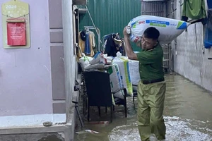 Mưa lũ lớn ở Hà Tĩnh: Nỗ lực cứu người, tài sản