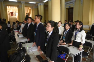 Tranh luận về đề xuất luật sư mặc áo choàng khi tham gia phiên tòa