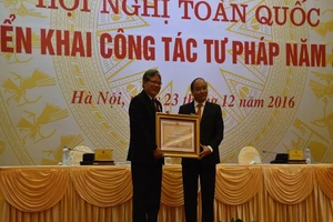 Cựu Bộ trưởng Hà Hùng Cường nhận huân chương Độc lập