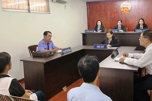 Luật sư chính thức được ngồi ngang bằng với VKS