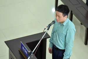 Hà Văn Thắm bối rối vì bị chủ tọa hỏi “khó” về 1 nữ nhân viên