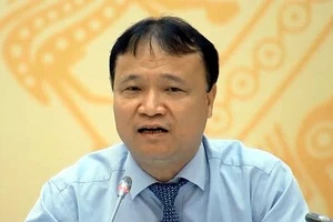 “Xe công đón người nhà Bộ trưởng” làm nóng họp báo Chính phủ