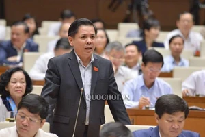 Đại biểu đề nghị chủ tịch tỉnh đi xe máy, bộ trưởng đi xe buýt