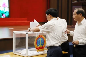 Lấy phiếu tín nhiệm giữa nhiệm kỳ Phó Chánh án TAND Tối cao, lãnh đạo VKSND Tối cao
