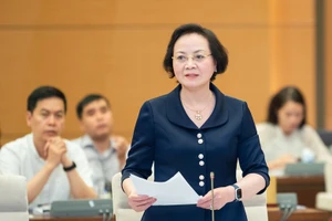 Cán bộ, công chức thiếu động lực làm việc vì tiền lương thấp