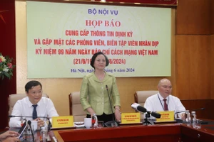 Bộ trưởng Nội vụ trả lời nhiều câu hỏi về tăng 30% lương cơ sở, tăng 15% lương hưu 