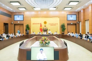 Thông qua nghị quyết về việc sắp xếp đơn vị hành chính