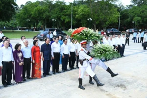 Chủ tịch Quốc hội dâng hương tại khu di tích lịch sử, cách mạng Tuyên Quang