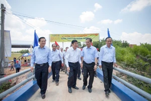 MobiFone xây cầu cho người dân Long An 