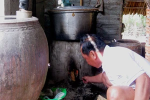 Kiến nghị lùi thời hạn dán tem rượu đế