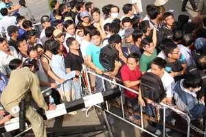 “Thượng đế”xếp hàng