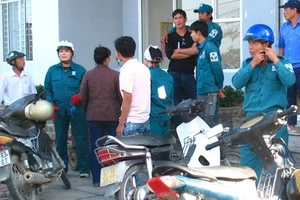 Mất việc, gần 50 nhân viên cây xanh tập trung phản đối