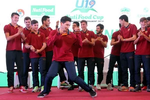 Cầu thủ trên sân khấu