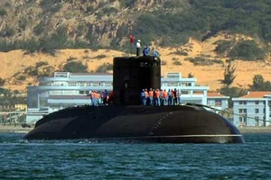 Chạy thử tàu ngầm Kilo Hà Nội