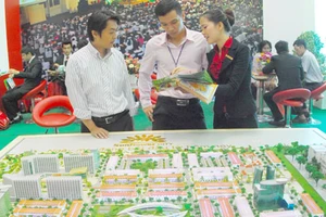 Nên gửi tiền ngân hàng và mua nhà đất 